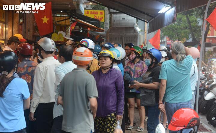 Hầu hết các tiệm heo quay, vịt quay trên đường Bùi Hữu Nghĩa, Phan Văn Trị đều rất đông khách trong ngày vía Thần Tài.