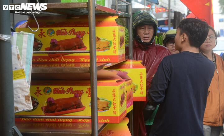 Ngoài mua lẻ theo ký, khu vực heo quay nguyên con cũng rất tập nập khách. (Ảnh: Đại Việt)