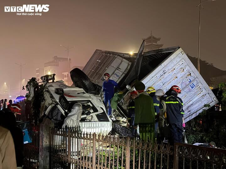 Hiện cơ quan chức năng chưa có báo cáo về nạn nhân thương vong sau vụ tai nạn.
