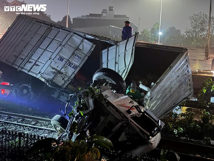 Ô tô tải văng xa, còn tàu SE3 bị hư hỏng nặng phần đầu và dải hộ lan bị đổ.