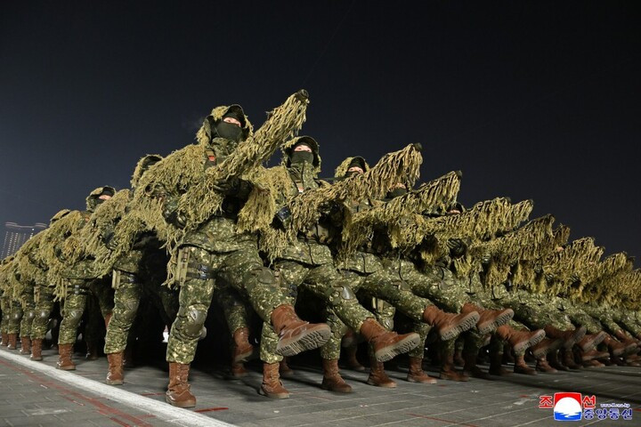 Tiếp đến, các đội hình của Sư đoàn Xe tăng và Thiết giáp, Sư đoàn Bộ binh Cơ giới và Sư đoàn Tấn công Hỏa lực, đội hình của các đơn vị đặc nhiệm bao gồm đội hình của Cục Tình báo và Trinh sát, Lính bắn tỉa, bộ binh chiến tranh miền núi và lính thông tin diễu hành qua quãng trường.