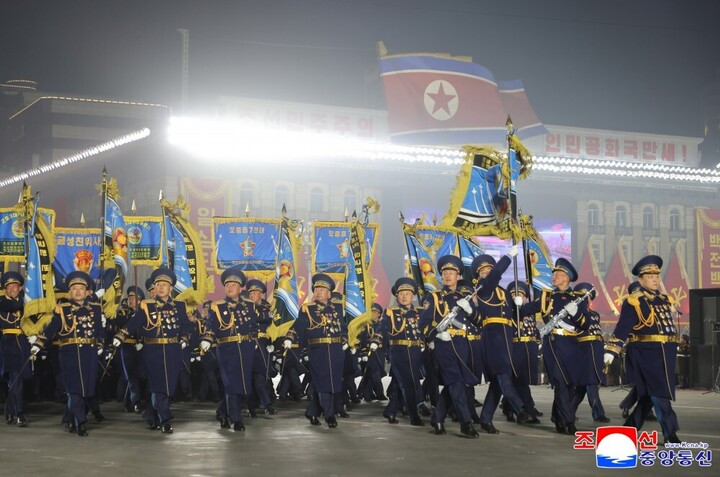 Đội kỵ binh danh dự diễu hành qua quảng trường đầu tiên, tượng trưng cho ý chí sắt đá của chiến sĩ Quân đội Nhân dân Triều Tiên. Tiếp đến, các đội hải quân và không quân bảo vệ tuyến đầu hành quân qua quảng trường với ý chí mạnh mẽ, quyết tâm cống hiến hết mình cho công cuộc bảo vệ đất nước.