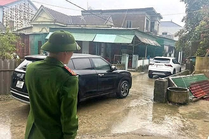 Khởi tố tài xế 'khóa đuôi' ô tô, thách thức 'đỗ đến mai' ở Hà Tĩnh插图 Lực lượng công an đến hiện trường để giải quyết vụ việc.