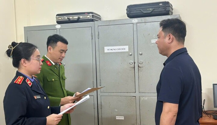 Khởi tố tài xế 'khóa đuôi' ô tô, thách thức 'đỗ đến mai' ở Hà Tĩnh插图1 Nguyễn Viết Linh tại cơ quan công an. (Ảnh: Công an Hà Tĩnh)