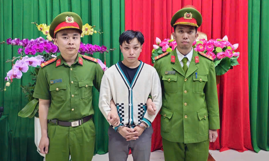 Nam thanh niên lái ô tô tông nhiều người trước bến xe liên tỉnh Đà Lạt sau cuộc ẩu đả - Ảnh 2.