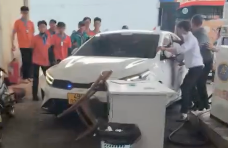 Kinh hoàng nam thanh niên lao ô tô tông thẳng vào nhiều người sau cuộc ẩu đả ở Đà Lạt插图 Nam thanh niên lái ô tô tông nhiều người trước bến xe liên tỉnh Đà Lạt sau cuộc ẩu đả - Ảnh 1.