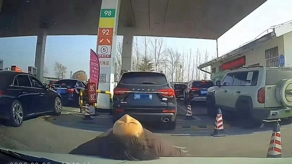 Người phụ nữ lao ra nằm chắn trước đầu ô tô và lý do khó tin插图 Người phụ nữ lao ra nằm lên nắp capo ô tô và lý do khó tin - Ảnh 1.