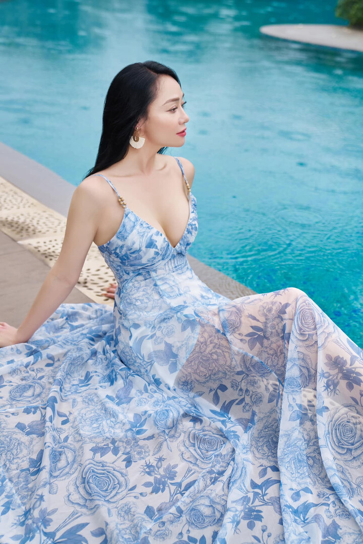 'Người tình màn ảnh' của Hồng Đăng: Mỹ nhân một thời, U50 trẻ đẹp ngỡ ngàng插图4 Ngoài đời, cô theo đuổi phong cách thời trang quyến rũ.