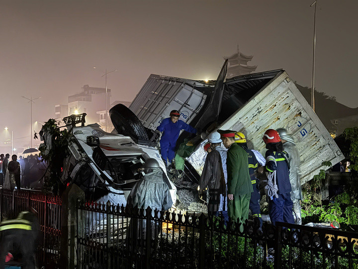 Vụ tai nạn khiến xe tải bị vò nát, tài xế tử vong.