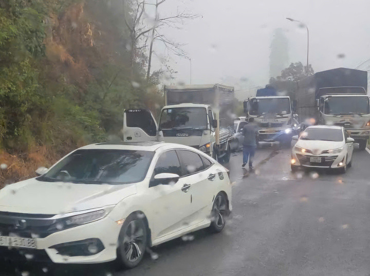 Giao thông qua lại trên đèo Bảo Lộc ùn tắc cục bộ sau vụ tai nạn. Ảnh: Người dân cung cấp