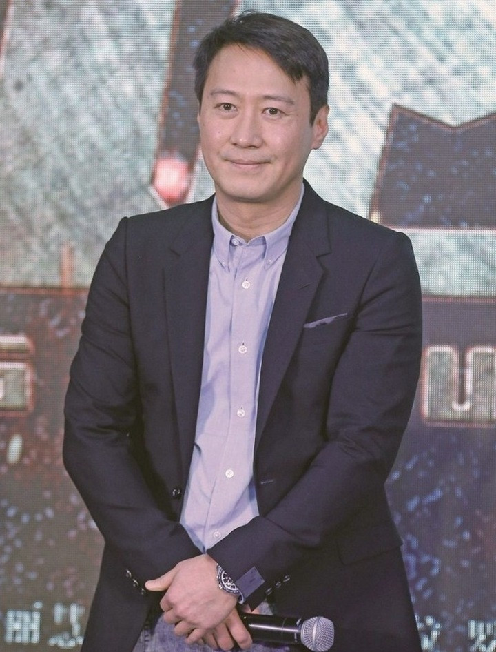 Lê Minh hiện có cuộc sống hôn nhân kín tiếng bên vợ con.