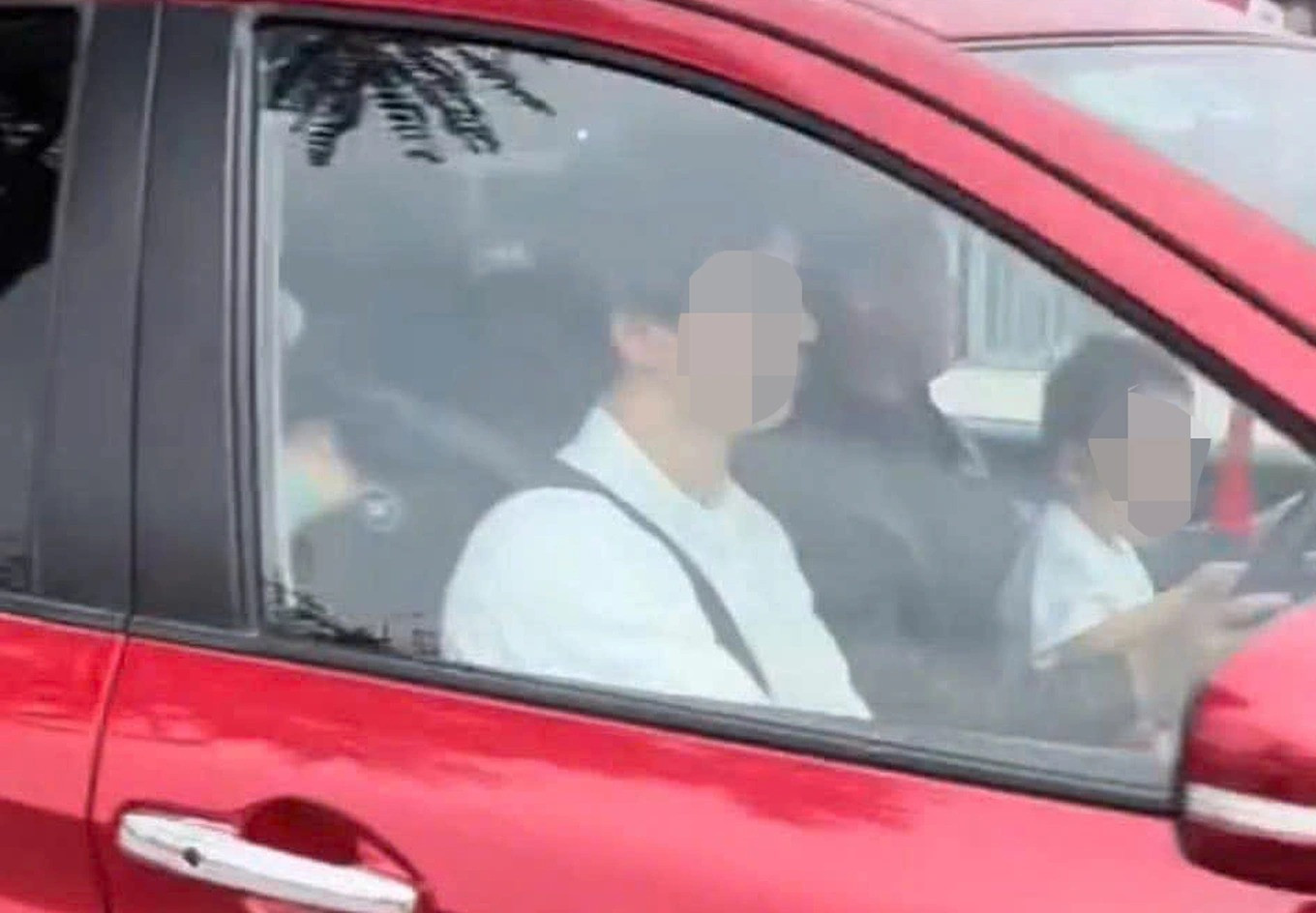 Tài xế ô tô vừa lái xe vừa bế trẻ con trong lòng bị xử phạt插图1 Hà Nội xử phạt Tài xế ô tô bế trẻ con khi tham gia giao thông - Ảnh 2.