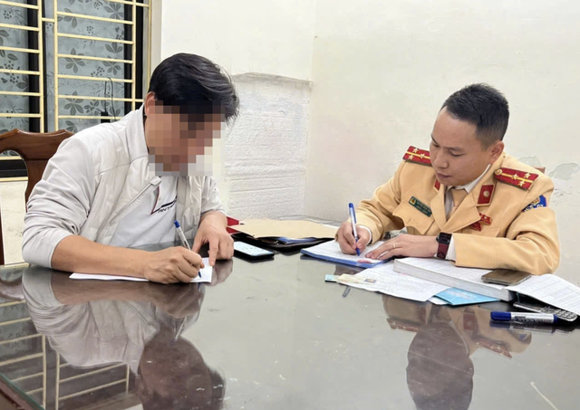 Tài xế ô tô vừa lái xe vừa bế trẻ con trong lòng bị xử phạt插图 Tài xế ô tô vừa lái xe vừa bế trẻ con trong lòng bị xử phạt插图