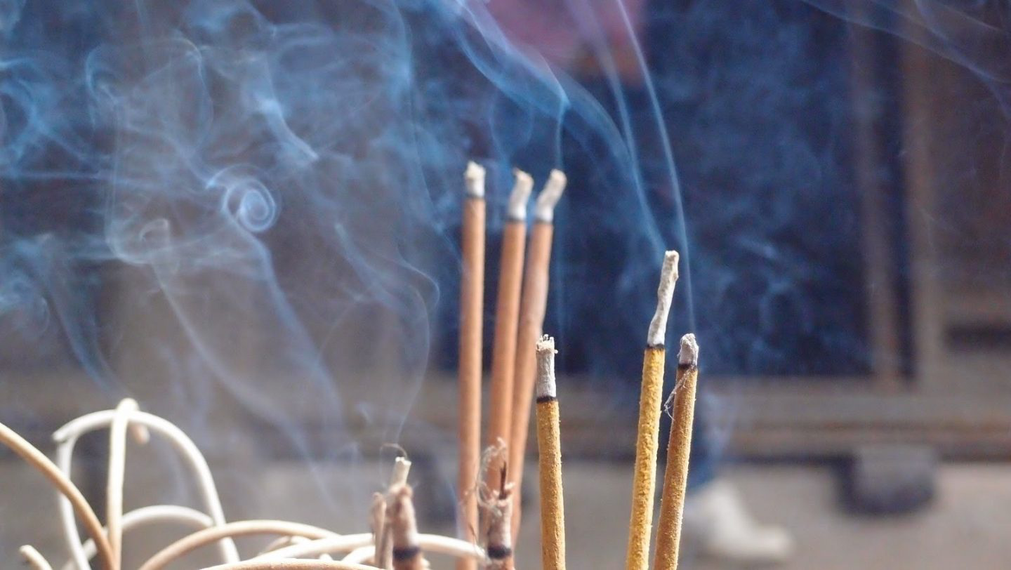 Thắp hương ngày vía Thần Tài bị tắt giữa chừng có phải điềm xui không? - Ảnh 2.