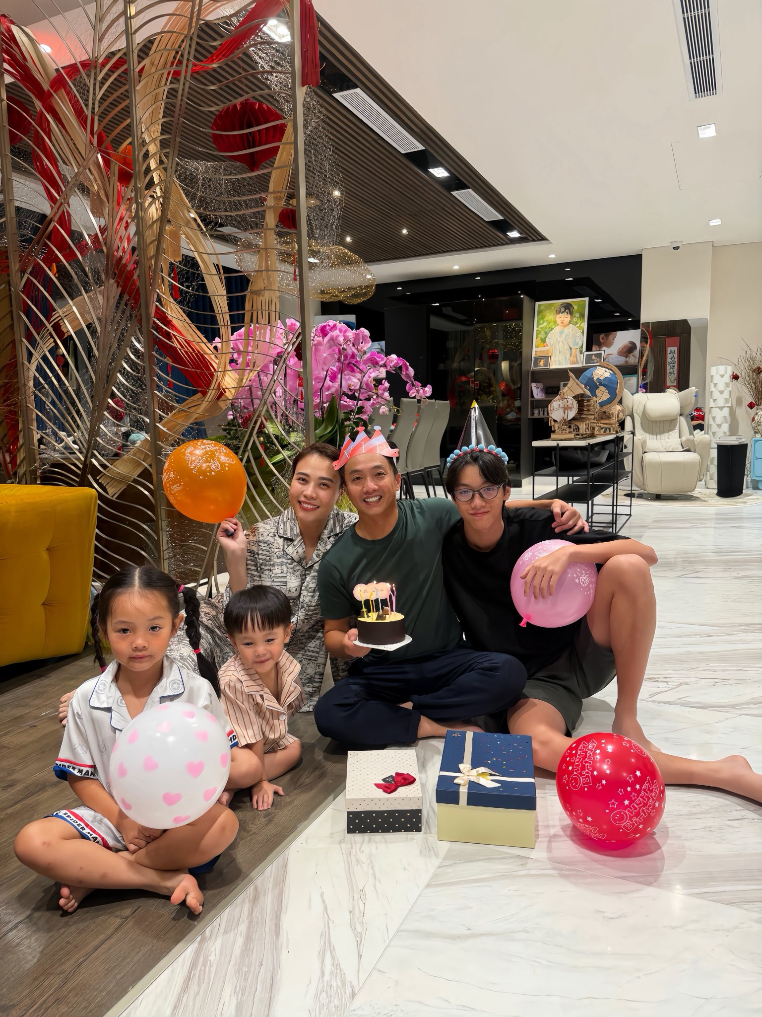 Cường Đô la được vợ con tổ chức sinh nhật mừng tuổi mời - Ảnh 2.