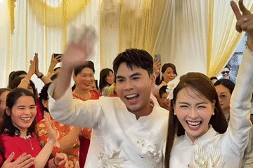 MC Huyền Trang VTV đeo vàng kín tay, đon đả bên mẹ chồng ở lễ ăn hỏi với Đức Huy插图2 MC Huyền Trang VTV đeo vàng kín tay, đon đả bên mẹ chồng ở lễ ăn hỏi với Đức Huy插图2