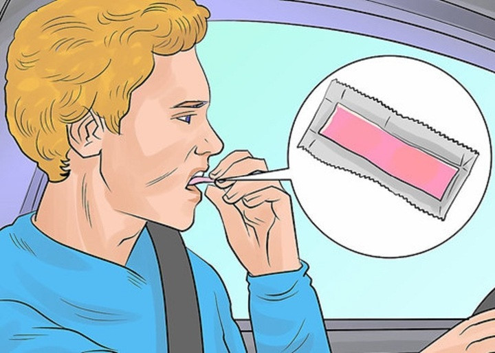 Khi cảm thấy buồn ngủ nên nhai một ít kẹo cao su để duy trì sự hoạt động của cơ thể, qua đó giúp não bộ quên đi cảm giác thèm ngủ, buồn ngủ. (Ảnh minh họa)