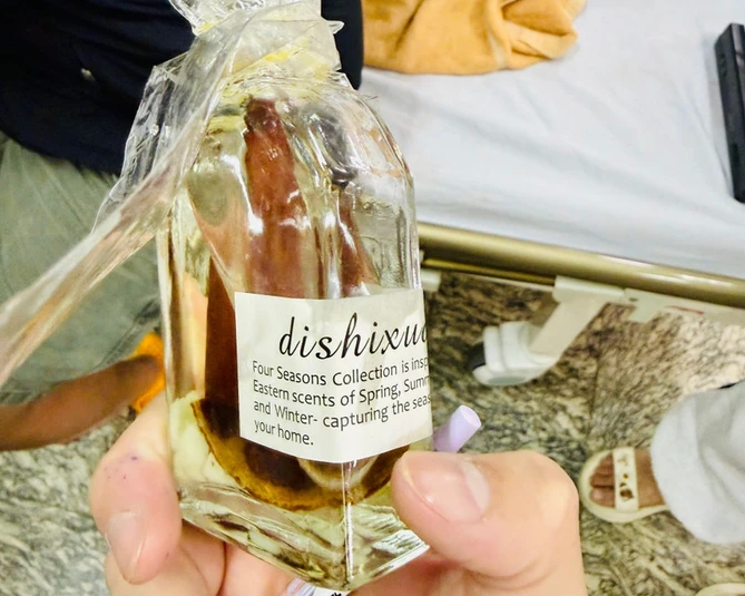 Uống nhầm lọ nước hoa thơm phòng, bé gái 3 tuổi nhập viện cấp cứu - Ảnh 1