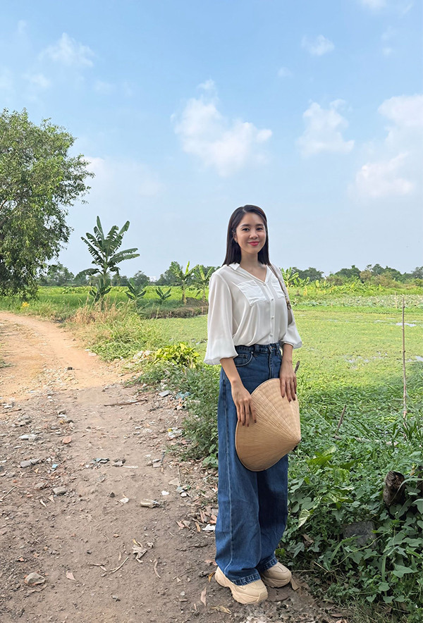 Lê Phương giản dị đi du xuân đầu năm插图 Lê Phương giản dị đi du xuân đầu năm - Ảnh 2.