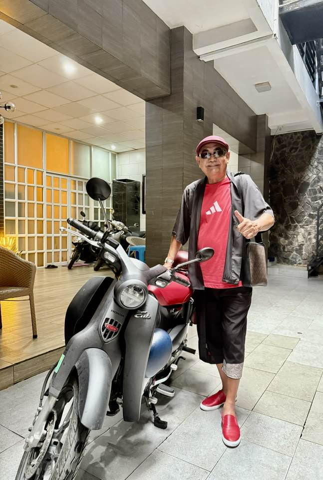 Nam NSND U70 tìm được tình yêu ở tuổi xế chiều, mua được nhà riêng插图7 Nam NSND U70 vừa được bạn gái kém 36 tuổi cầu hôn ở Huế là ai? - Ảnh 8.