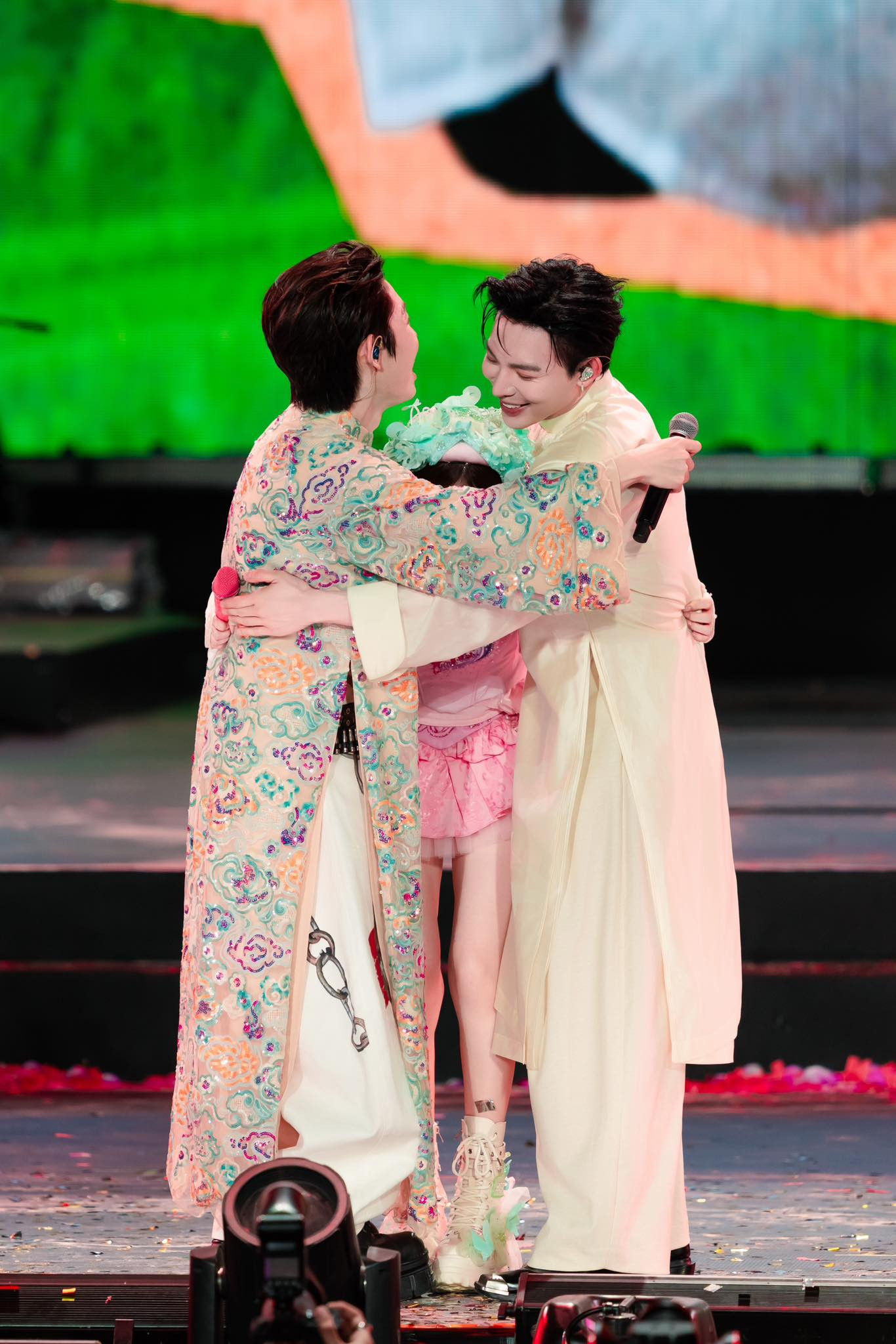 'Đại gia' quen mặt hỗ trợ Hòa Minzy trong concert 'Bắc Bling' - Ảnh 2.