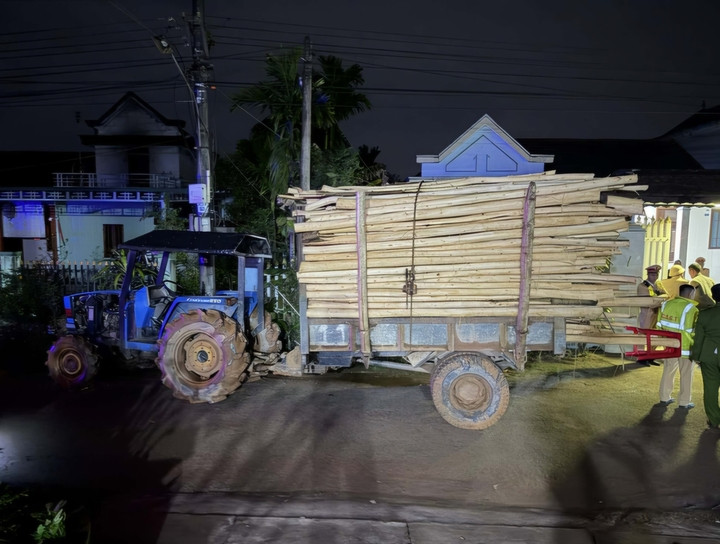 Hai chị em ruột ở Huế chết thảm sau va chạm với xe máy cày chở keo tràm插图 Hiện trường vụ tai nạn giữa xe máy và xe máy cày chở keo tràm làm 2 chị em ở TP Huế chết thảm. (Ảnh: Nhật Hoàng)