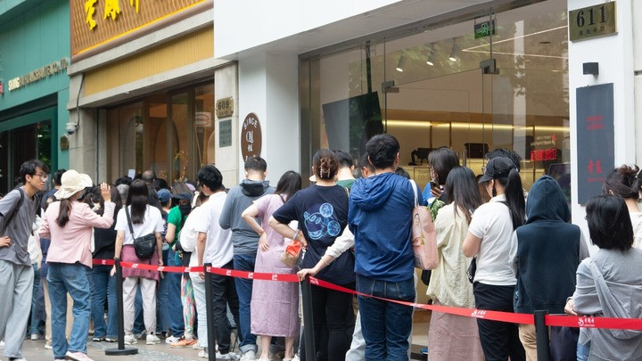 Nhiều người Trung Quốc đổ tiền tiết kiệm vào mua vàng với mong đợi giá tăng. (Ảnh minh họa)