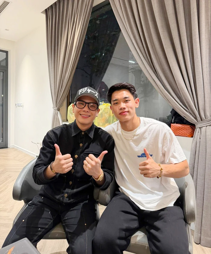 Nam ca sĩ nổi tiếng bất ngờ gây sốt khi chung khung hình với Đình Bắc - Ảnh 1.