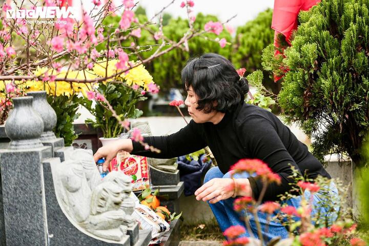 Nghi lễ tảo mộ diễn ra trang nghiêm, an toàn, cần lưu ý những điều quan trọng. (Ảnh: Đắc Huy)