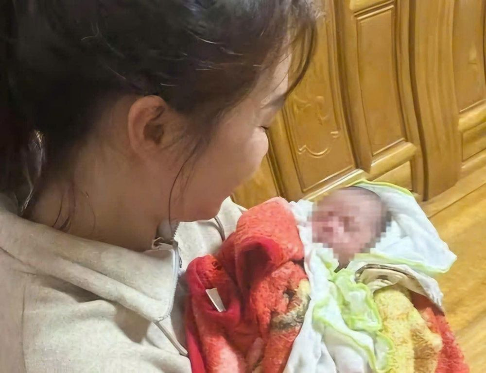 Phát hiện bé trai bị bỏ rơi kèm lá thư xin lỗi - Ảnh 1.