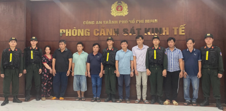 8 người liên quan đường dây pha chế xăng giả ở TP.HCM bị khởi tố, bắt tạm giam. (Ảnh: CACC)