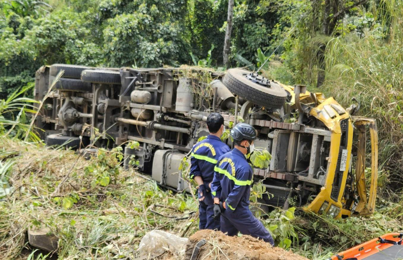 Xe tải lao xuống vực đèo Bảo Lộc, tài xế tử vong trong cabin插图 Tài xế tử vong trong cabin khi xe tải lao xuống vực đèo Bảo Lộc - Ảnh 1.