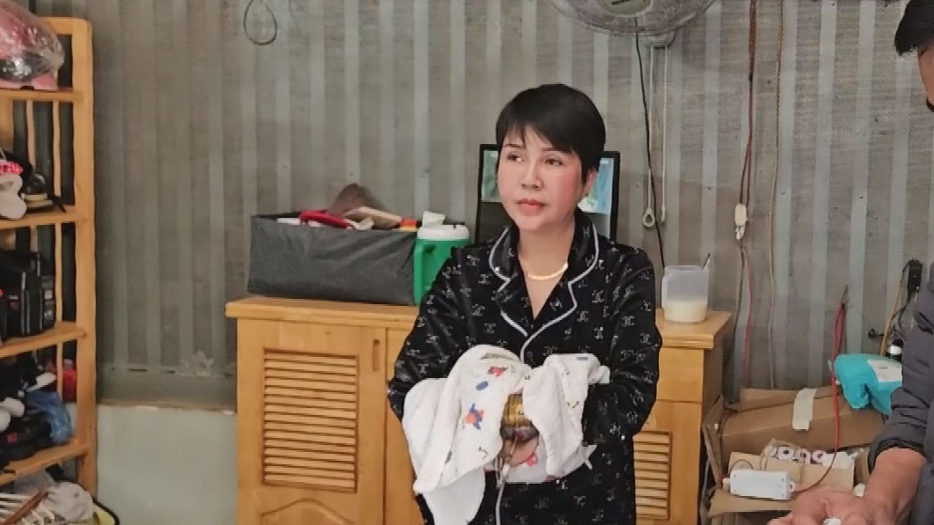 Bắt giữ người phụ nữ lắp camera giám sát, thuê người cảnh giới để bán ma túy插图 Bắt giữ người phụ nữ lắp camera giám sát bán ma túy tại Đắk Lắk - Ảnh 1.