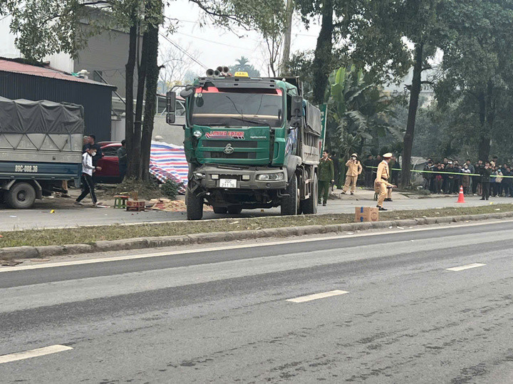 Hiện trường vụ tai nạn khiến cán bộ CSGT và một người dân tử vong.