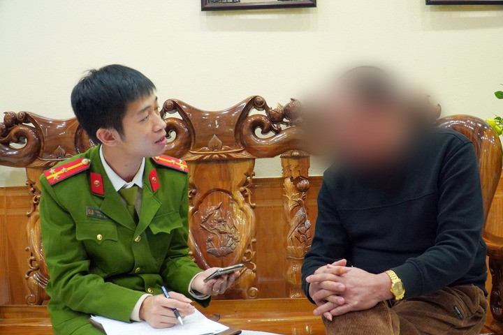 Bình luận xúc phạm cán bộ cảnh sát giao thông hy sinh, hai người bị xử lý插图 Công an làm việc với chủ tài khoản bình luận xúc phạm CSGT hy sinh khi làm nhiệm vụ. (Ảnh: Công an Thái Nguyên)