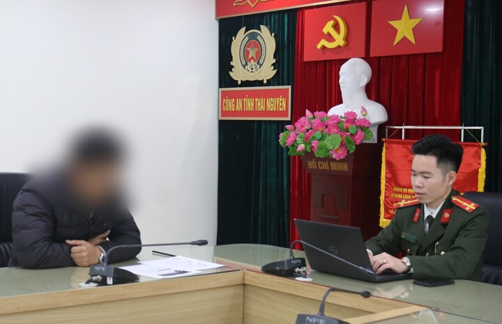 Bình luận xúc phạm cán bộ cảnh sát giao thông hy sinh, hai người bị xử lý插图1 Công an làm việc với chủ tài khoản bình luận xúc phạm CSGT hy sinh khi làm nhiệm vụ. (Ảnh: Công an Thái Nguyên)