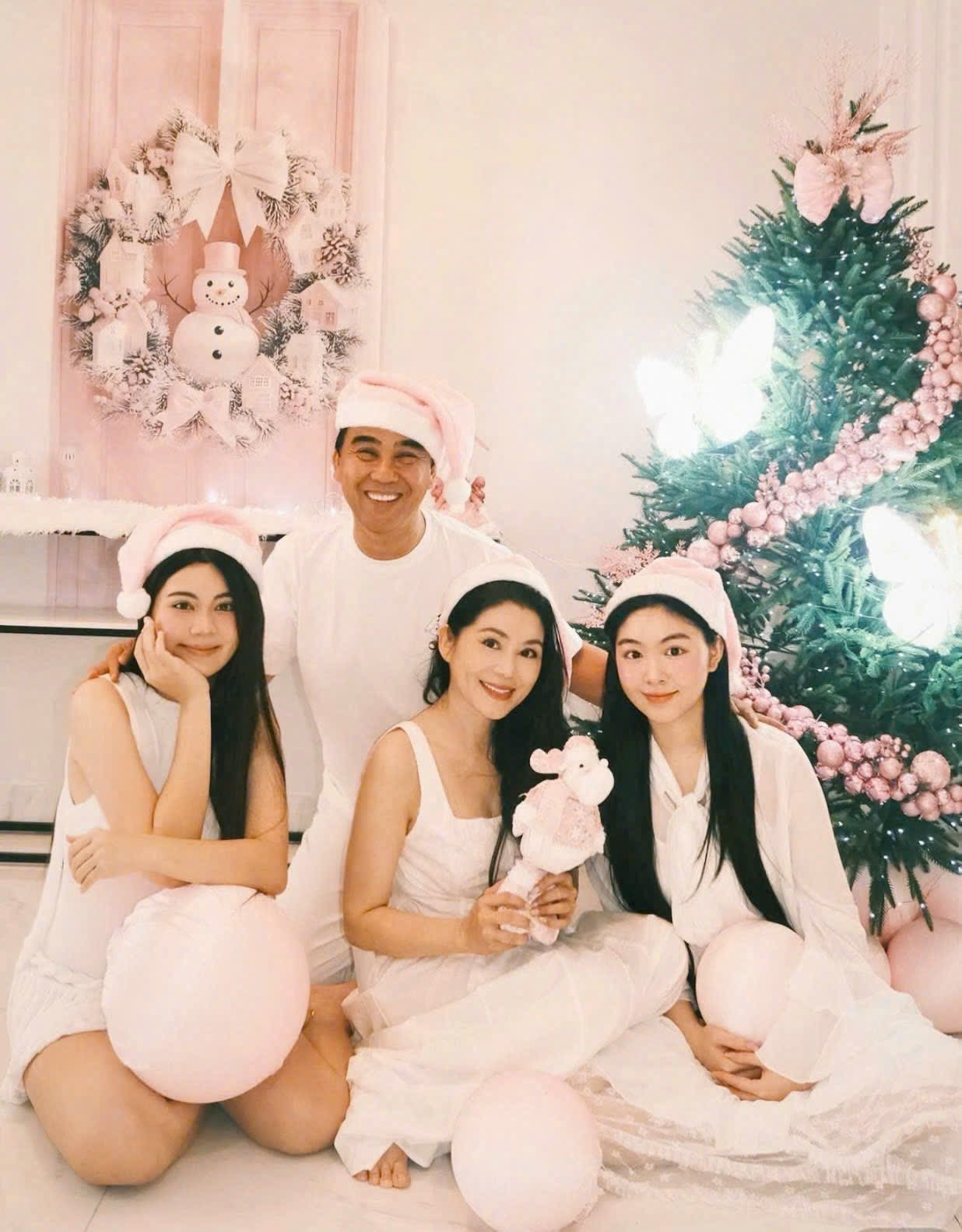 Bố mẹ vợ MC Quyền Linh gây chú ý với diện mạo U90 , U80 khỏe mạnh - Ảnh 5.