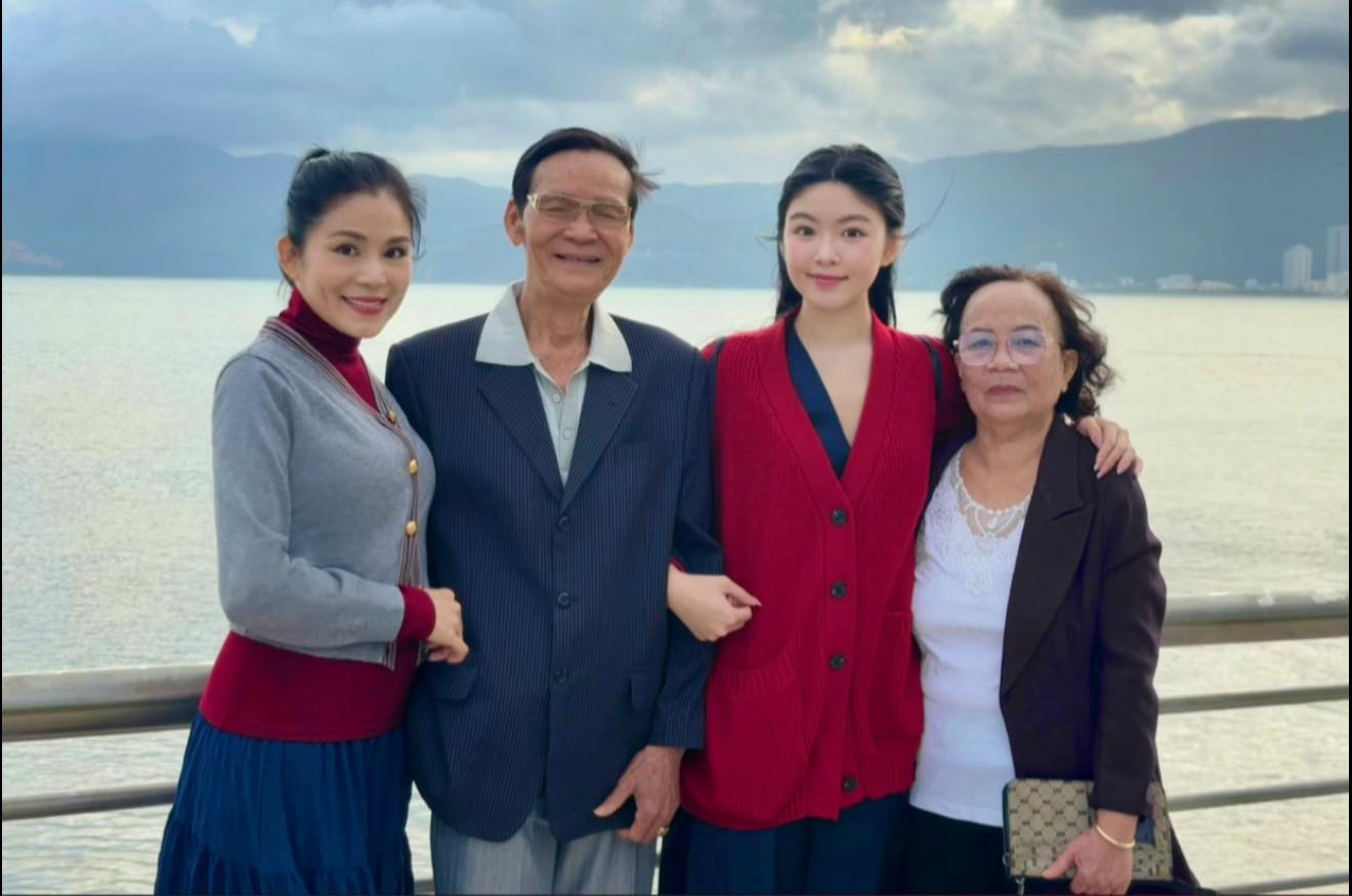 Bố mẹ vợ MC Quyền Linh gây chú ý với diện mạo U90 , U80 khỏe mạnh - Ảnh 1.