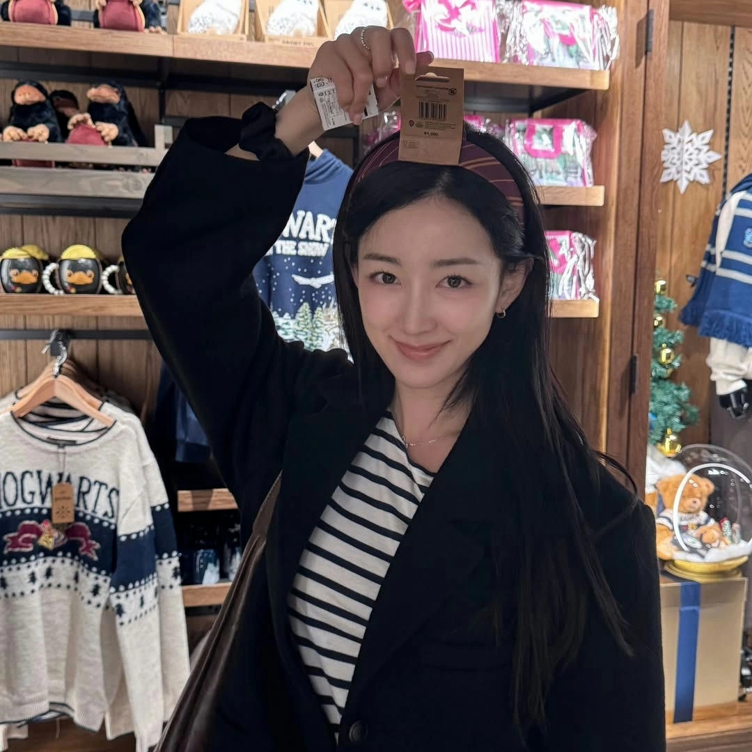 Chân dung cựu thần tượng K-pop rời showbiz để trở thành tiếp viên hàng không插图1 chan dung cuu than tuong k-pop roi showbiz de tro thanh tiep vien hang khong hinh anh 2