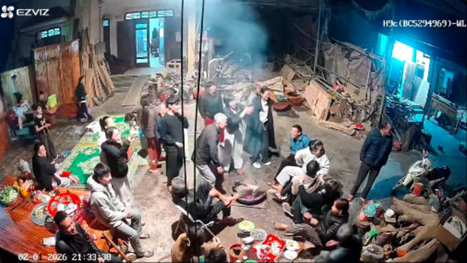 Mọi thành viên gia đình đồng loạt dừng mọi công việc, ra đón cháu đích tôn. (Ảnh chụp màn hình)