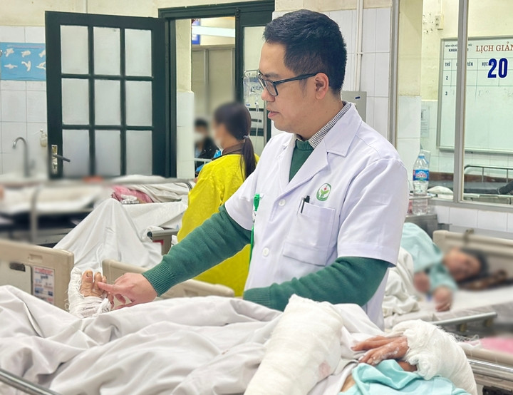 Bác sĩ kiểm tra vết thương cho người bệnh.