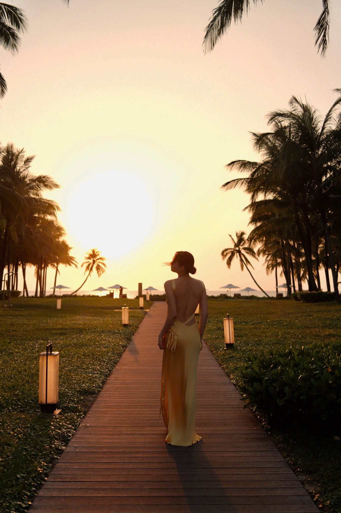 Lương thùy Linh khoe lưng trần quyến rũ đầy gợi cảm tại Phú Quốc 2026 - Ảnh 3.