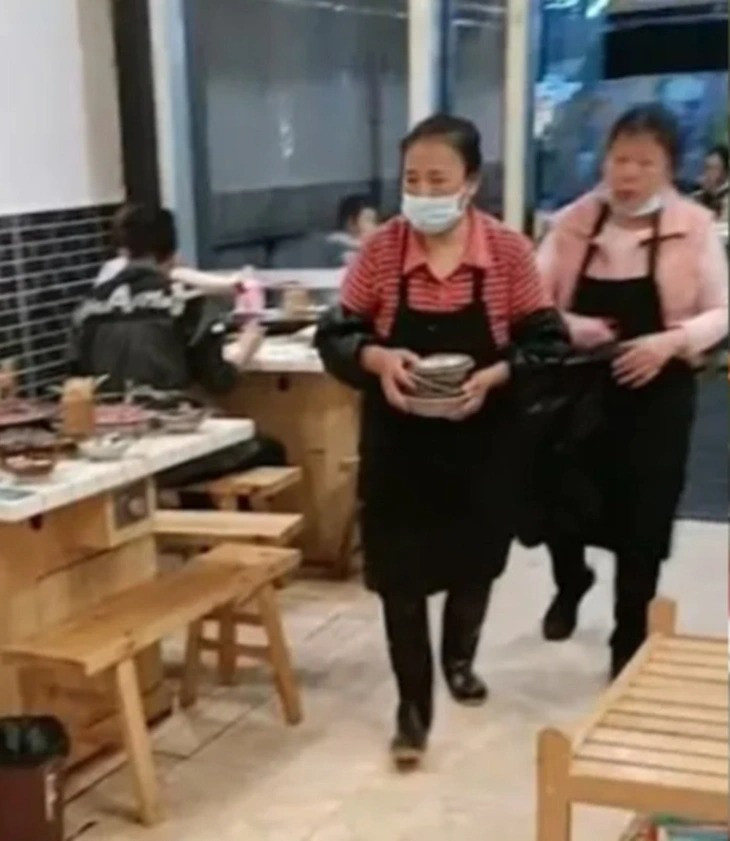 Mẹ đi rửa bát thuê dù con là đại gia: Bài học sâu sắc về hạnh phúc - Ảnh 2.