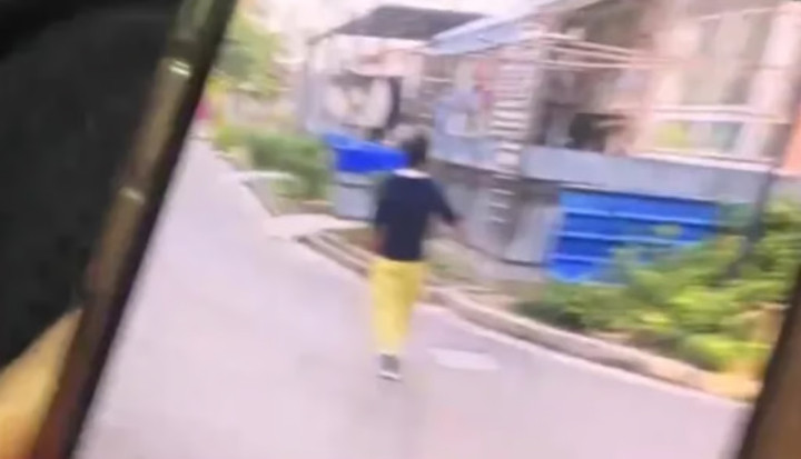 Người phụ nữ chỉnh gương bị chụp ảnh bằng điện thoại di động. (Ảnh: QQ)