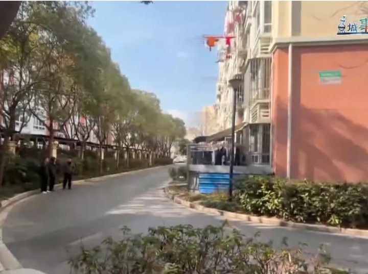 Con đường trong khu dân cư ở Thượng Hải, nơi xảy ra vụ tranh cãi về chiếc gương. (Ảnh: QQ)