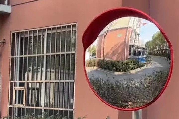 Chiếc gương phản chiếu khúc cua gấp, được thiết kế để giúp người lái xe dễ dàng điều khiển xe khi vào cua. (Ảnh: QQ)