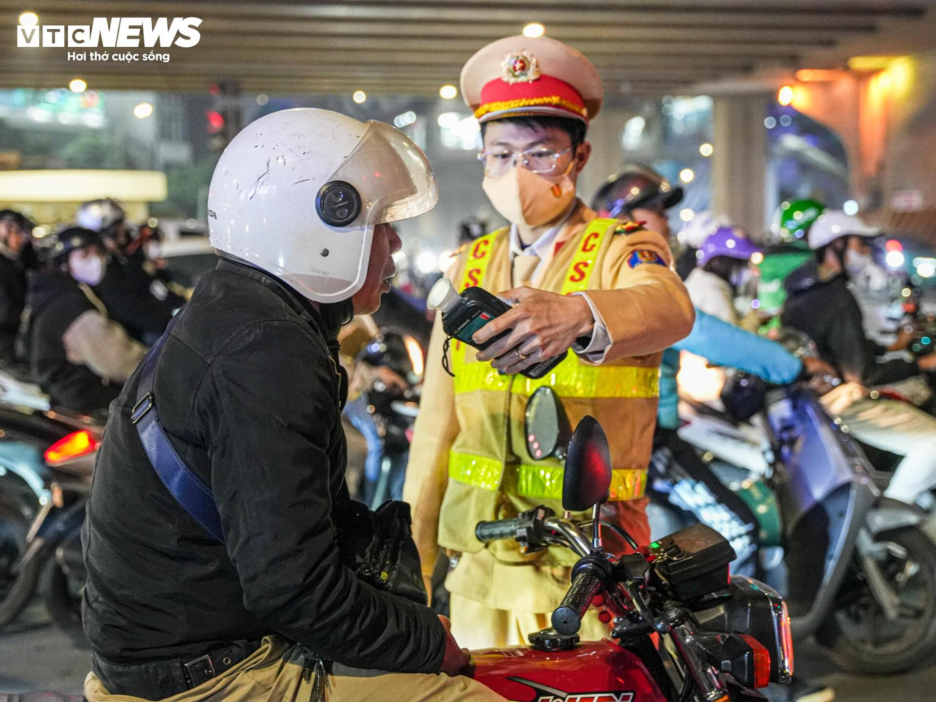 Tài xế bị phạt đến 8 triệu đồng sau khi uống rượu mừng sinh nhật cháu gái - 12