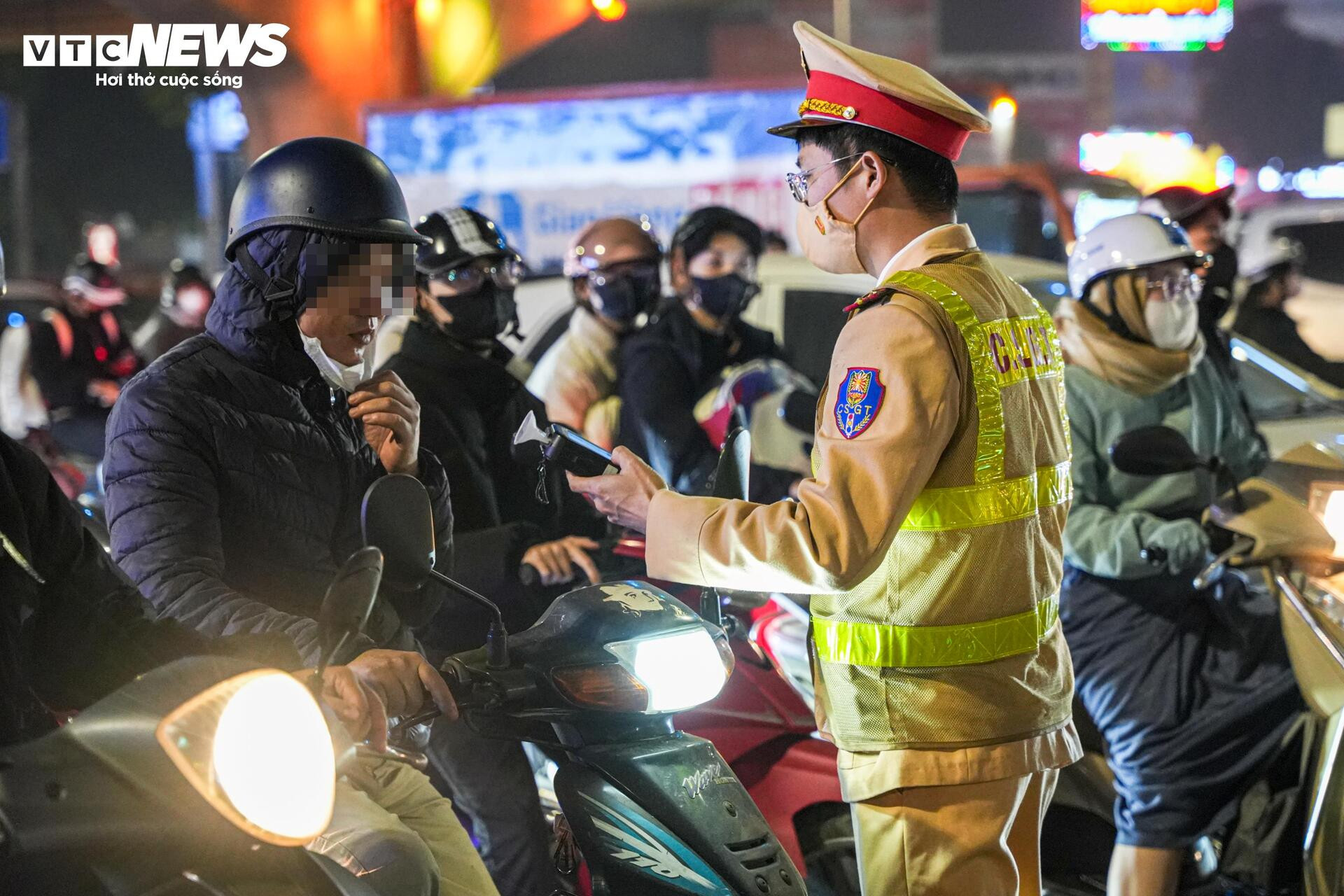 Tài xế bị phạt đến 8 triệu đồng sau khi uống rượu mừng sinh nhật cháu gái插图1 Tài xế bị phạt đến 8 triệu đồng sau khi uống rượu mừng sinh nhật cháu gái - 2