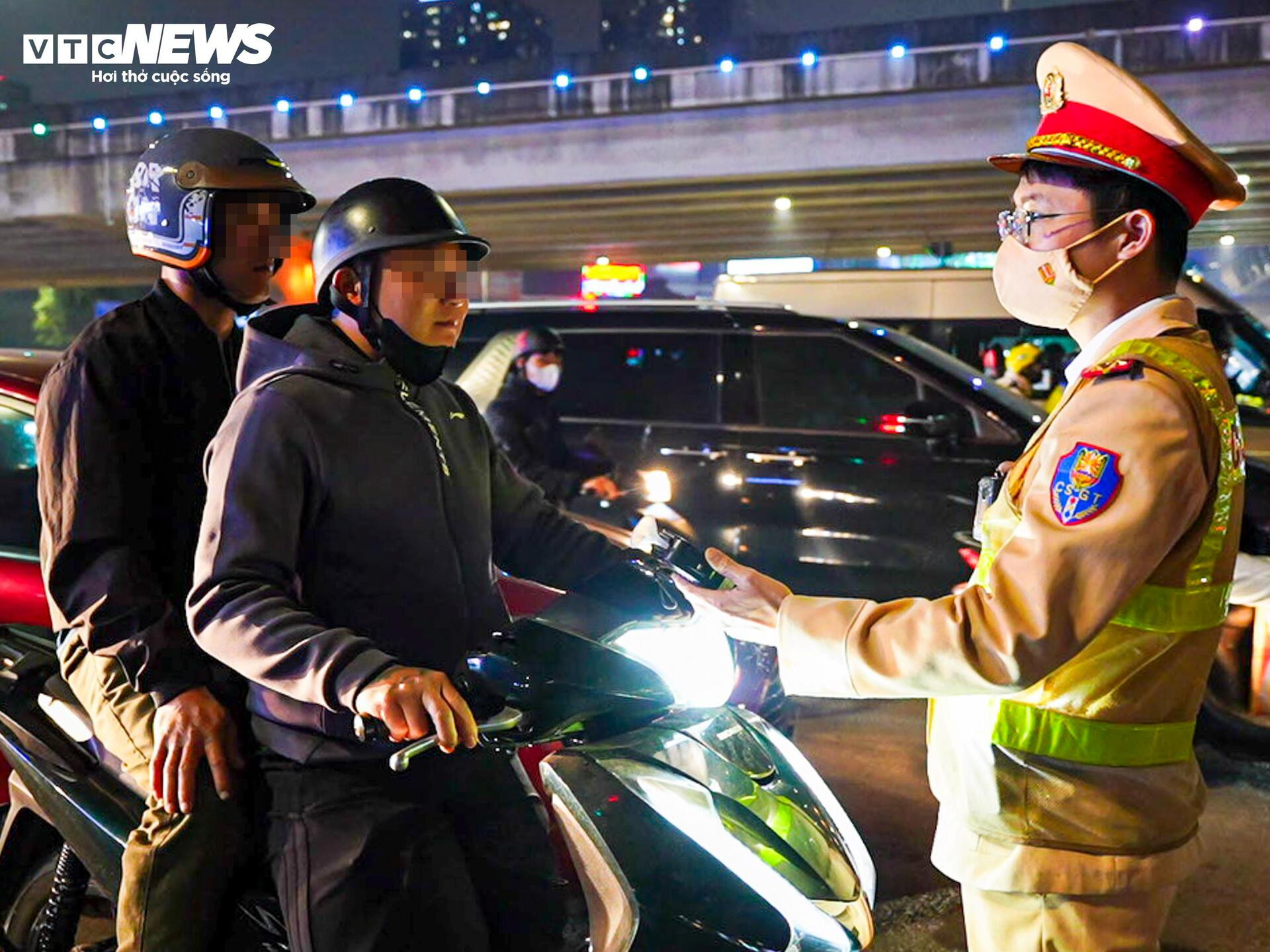 Tài xế bị phạt đến 8 triệu đồng sau khi uống rượu mừng sinh nhật cháu gái插图3 Tài xế bị phạt đến 8 triệu đồng sau khi uống rượu mừng sinh nhật cháu gái - 4