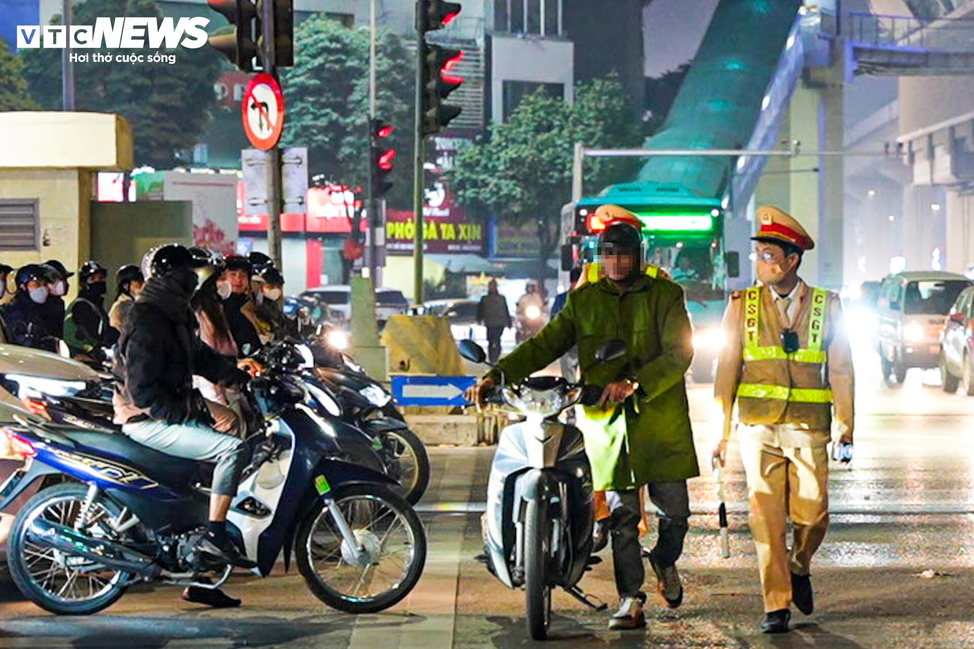 Tài xế bị phạt đến 8 triệu đồng sau khi uống rượu mừng sinh nhật cháu gái插图7 Tài xế bị phạt đến 8 triệu đồng sau khi uống rượu mừng sinh nhật cháu gái - 8